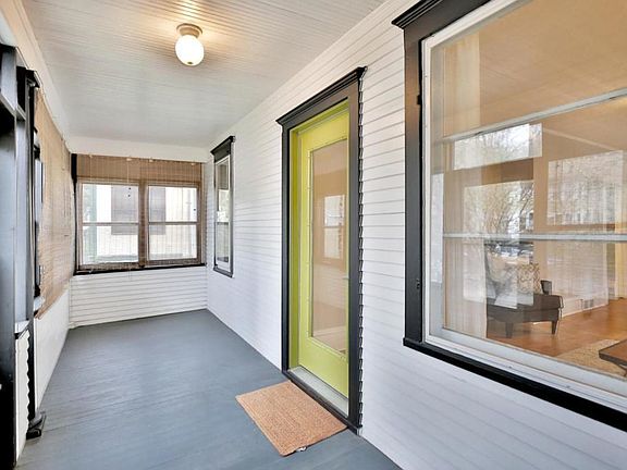 4th image of 255 King St W