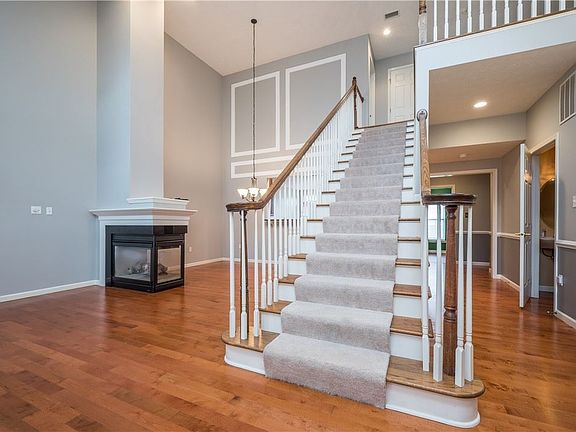 2nd image of 305 Laurel Ct