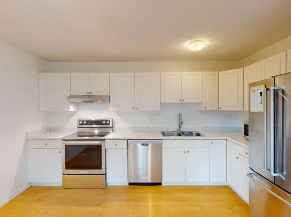 3620 51st St SW #10, Calgary, AB T3E 6N7