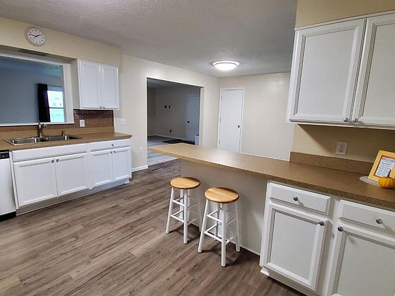 2nd image of 2901 Peterson Ln