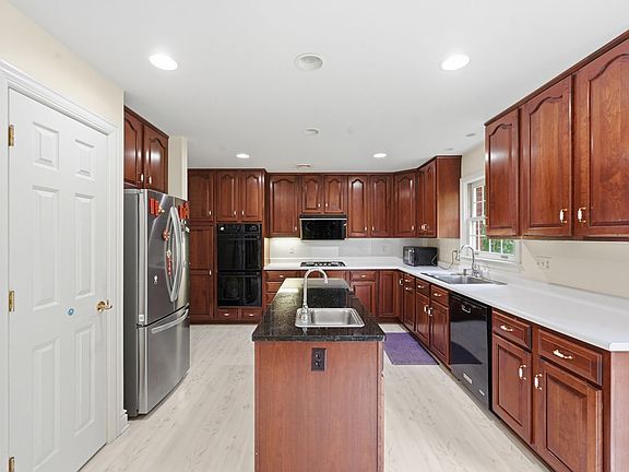 5th image of 208 Virginia Manor Dr