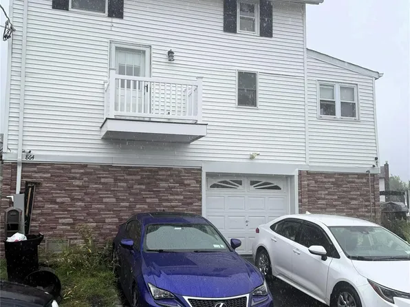 864 S Walnut St, Lindenhurst, NY 11757