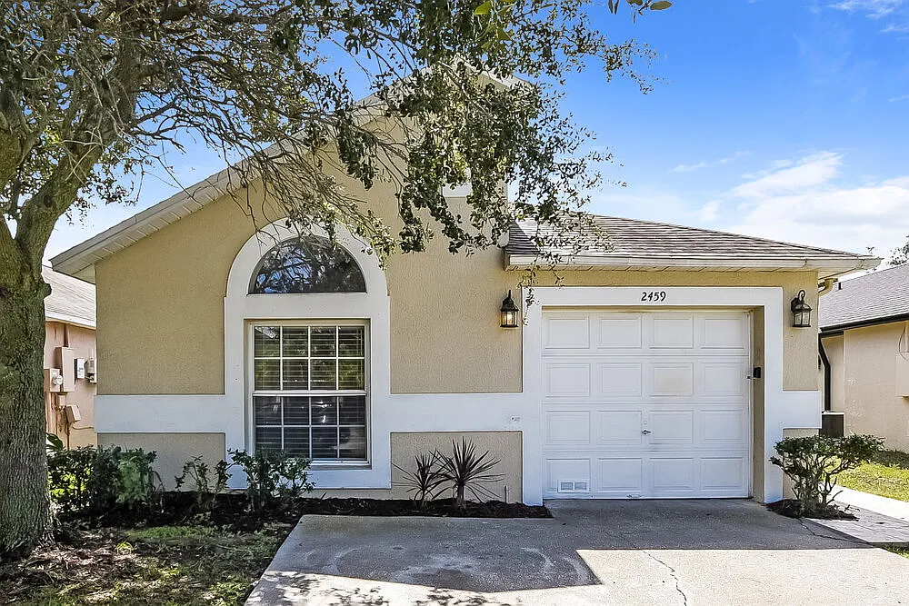 3 bed, 2.0 bath, 1345 sqft, $2,085 — Photo 1