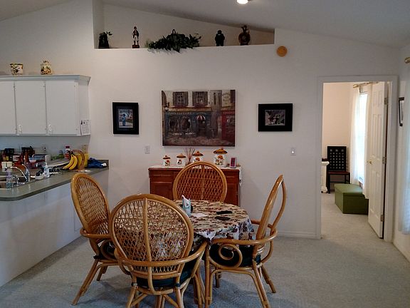 3rd image of 105 Oak Grove St
