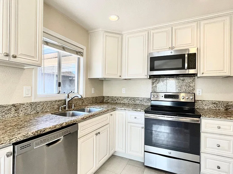 11321 Avenida De Los Lobos #D — Photo 8