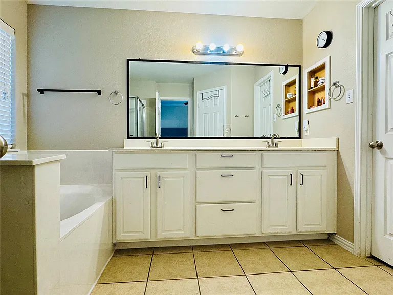 2512 Ericanna Ln — Photo 18