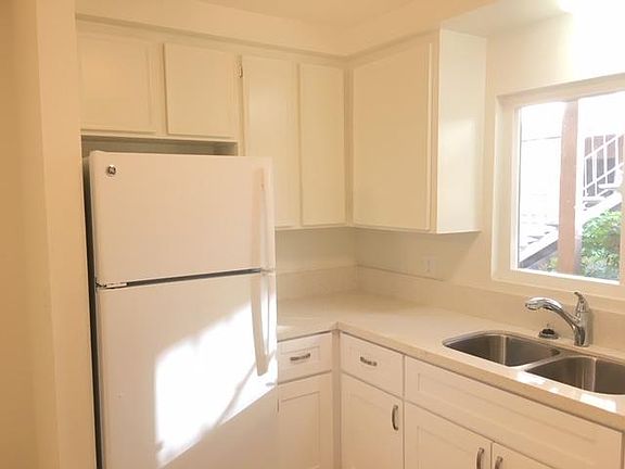 Kitchen (Stock photos of similar unit)