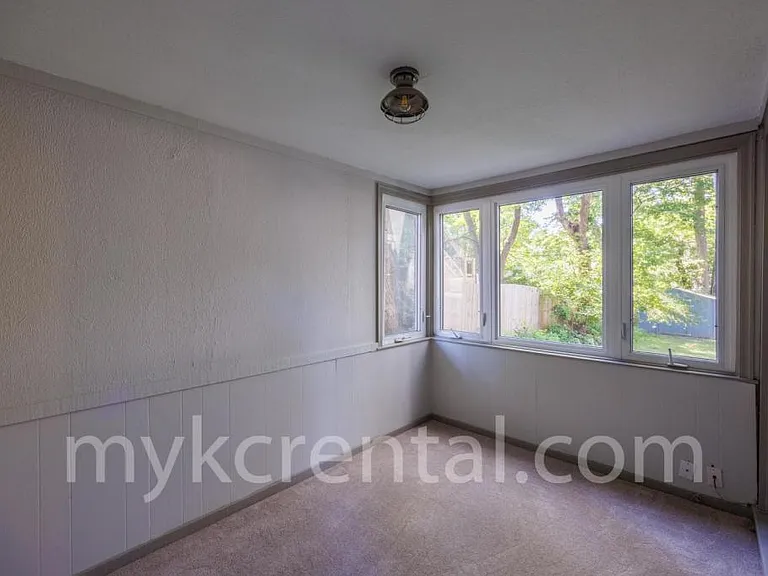 7915 W 59th Ter — Photo 9