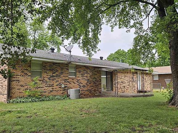 3rd image of 830 Saralyn Dr