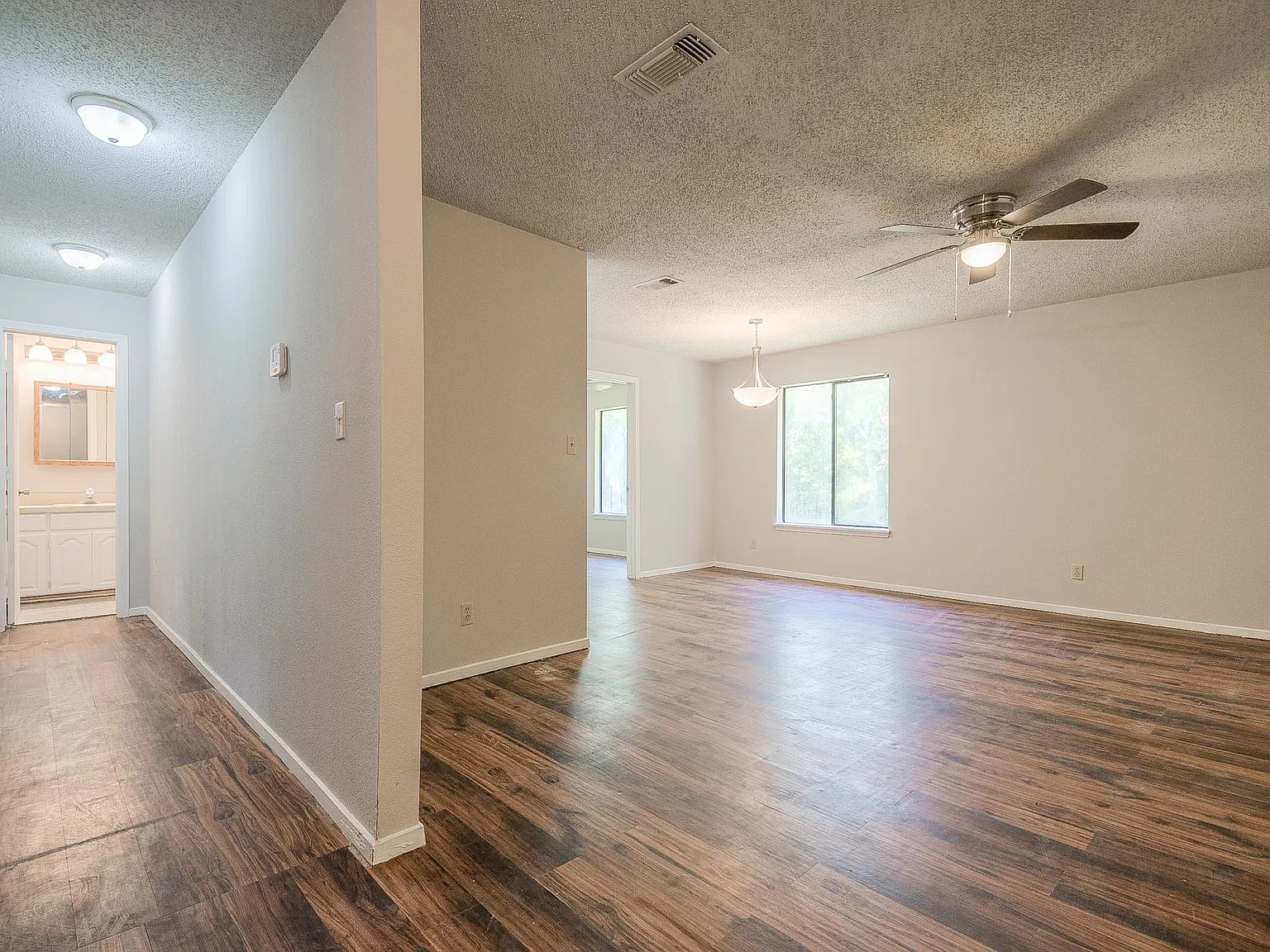 3 bed, 945 sqft, $975 — Photo 3