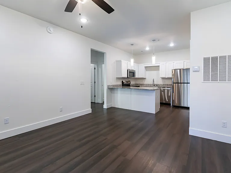 The Lakewood House Apartments — Photo 24