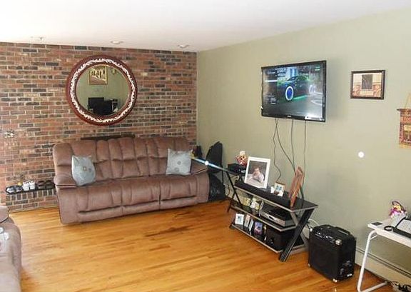 2nd image of 9 Gurnee Ct
