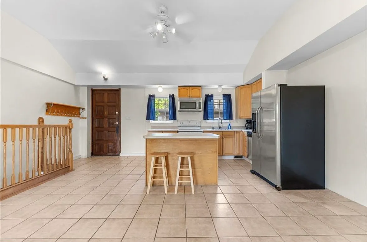 3 bed, 2.5 bath, 1700 sqft, $2,150 — Photo 3