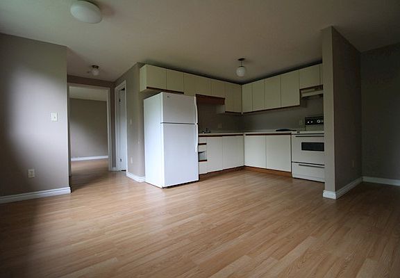 2nd image of 43 Albert St W #6
