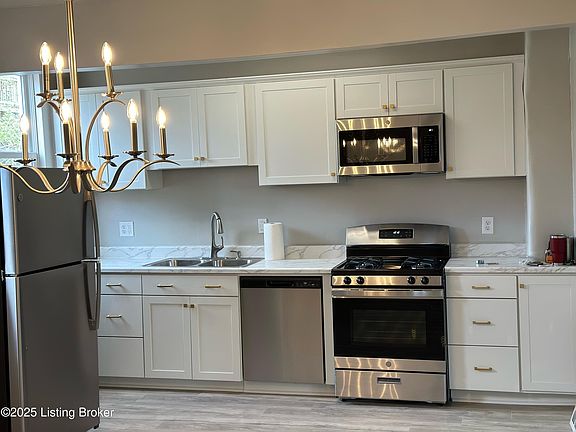 3rd image of 815 Edward St