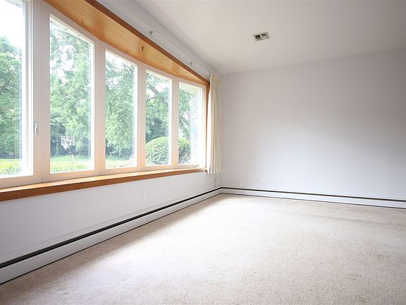 3rd image of 544 Custer Rd