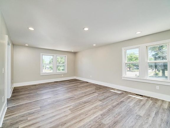3rd image of 995 E Forest Ave APT 4