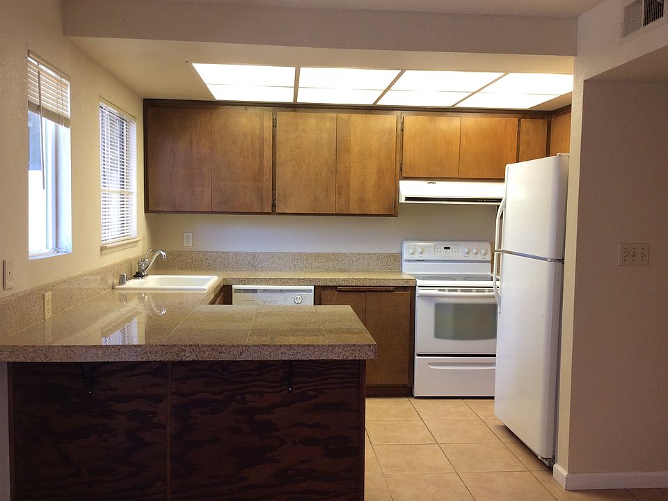 Spacious kitchen w/ granite