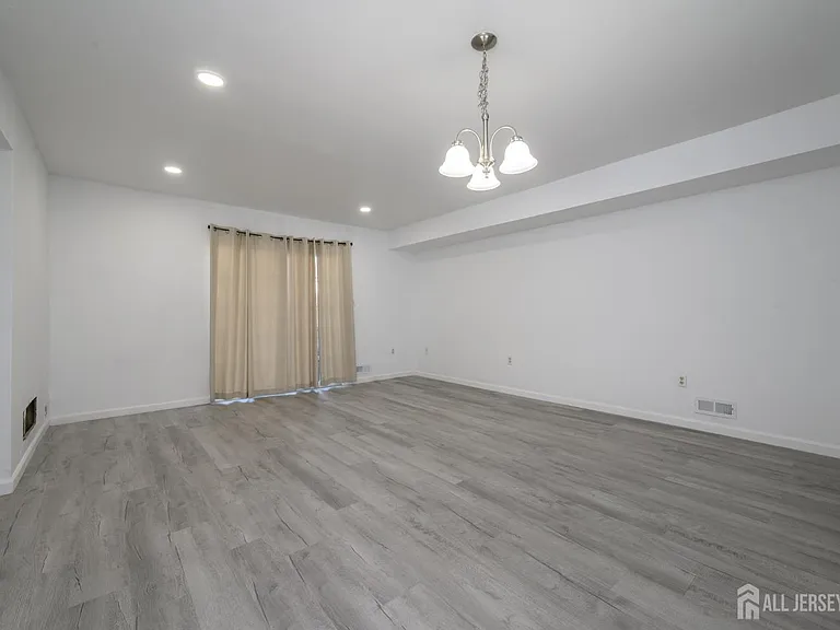 805 Darlington Dr — Photo 3