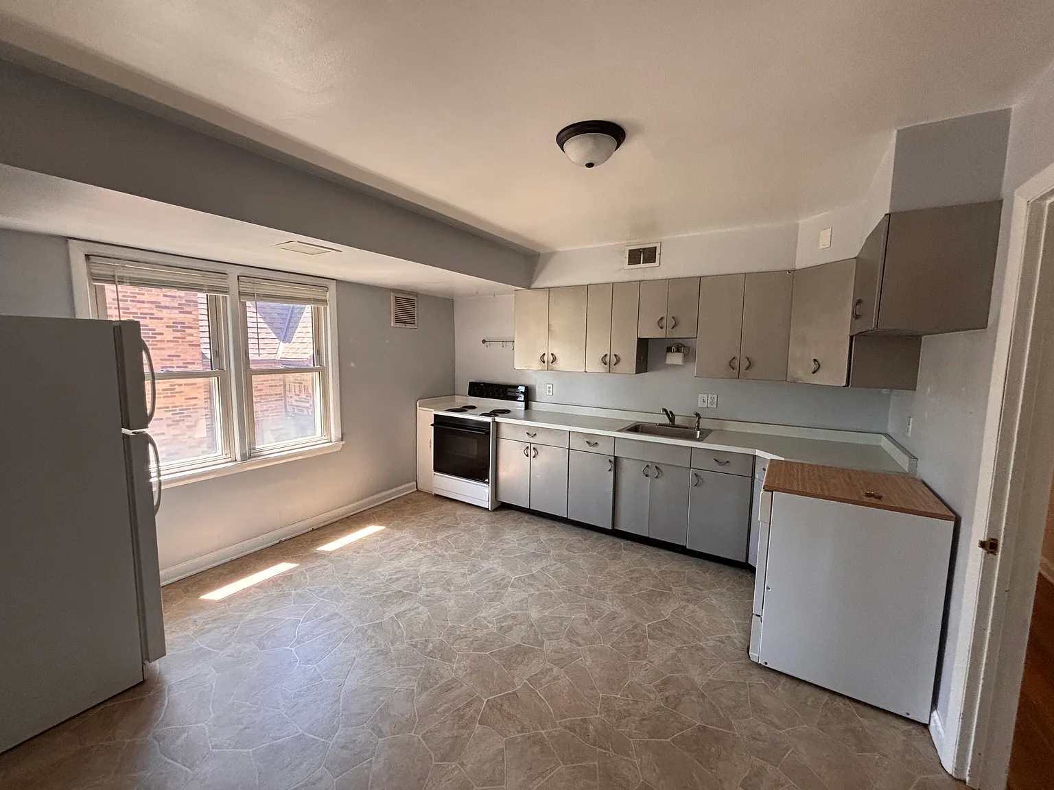 3 bed, 1200 sqft, $1,900 — Photo 4