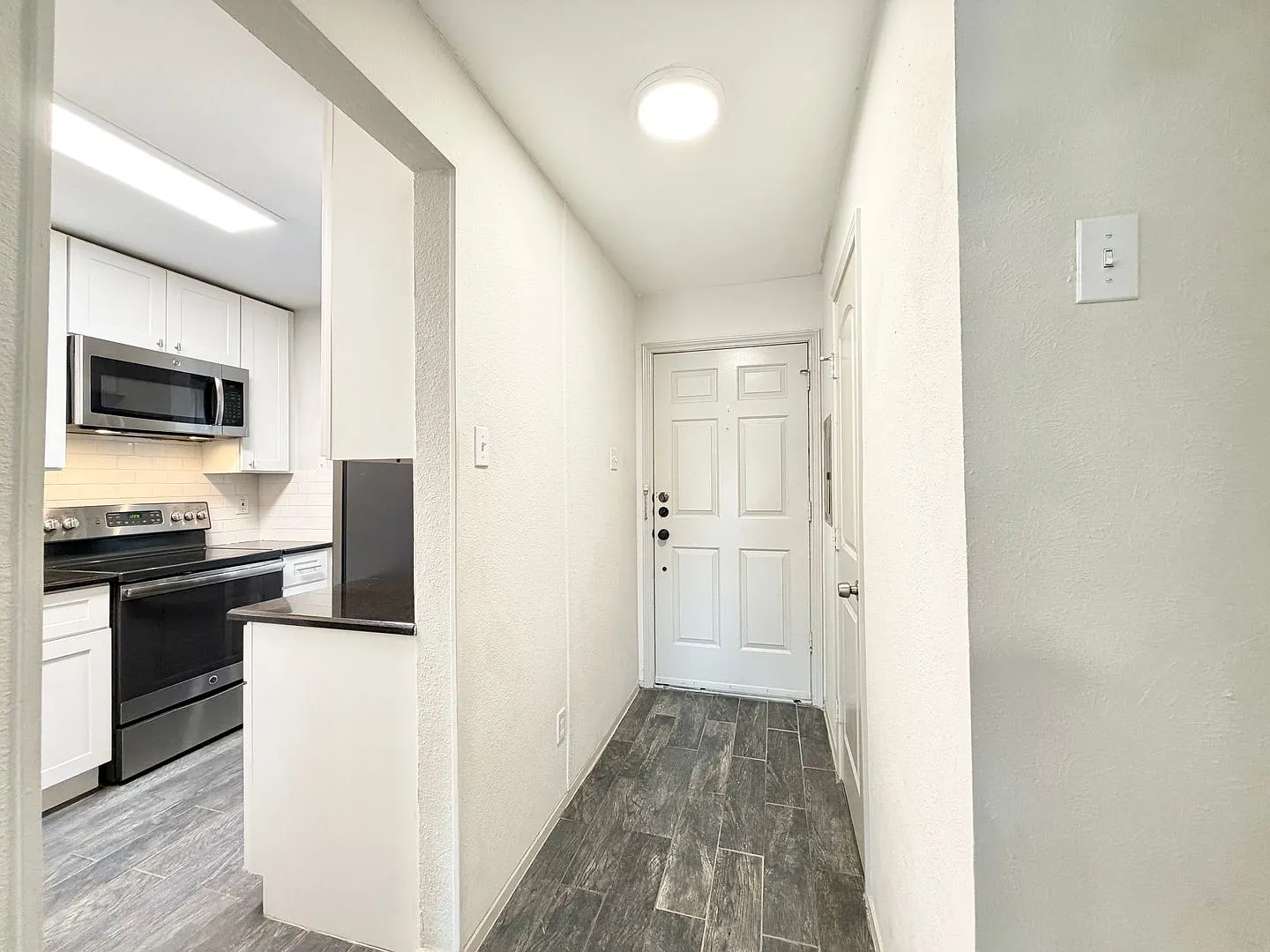 Gorgeous 1 bedroom, 1 and half bath in Farmers Branch — Photo 2