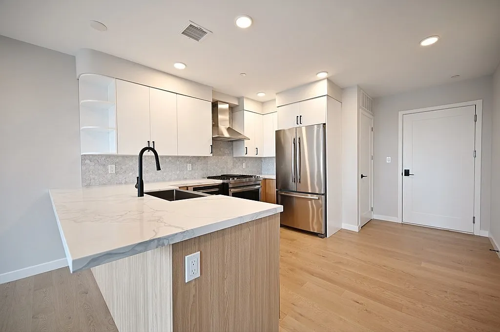 2 bed, 2.0 bath, 898 sqft, $4,300 — Photo 2