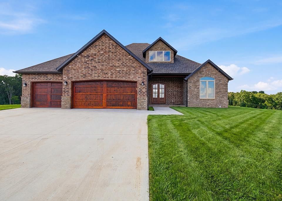 1st image of 704 W Savanna Court