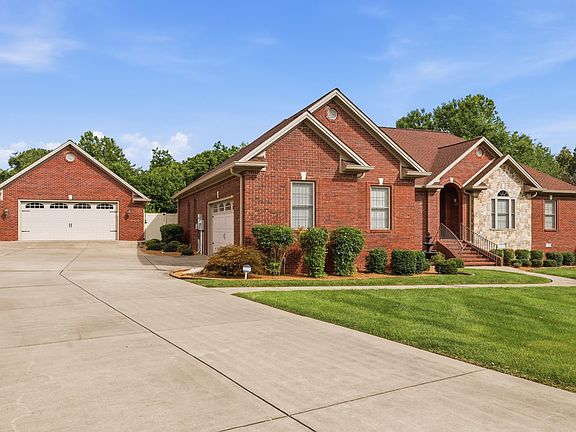 3rd image of 225 Larkspur Ln