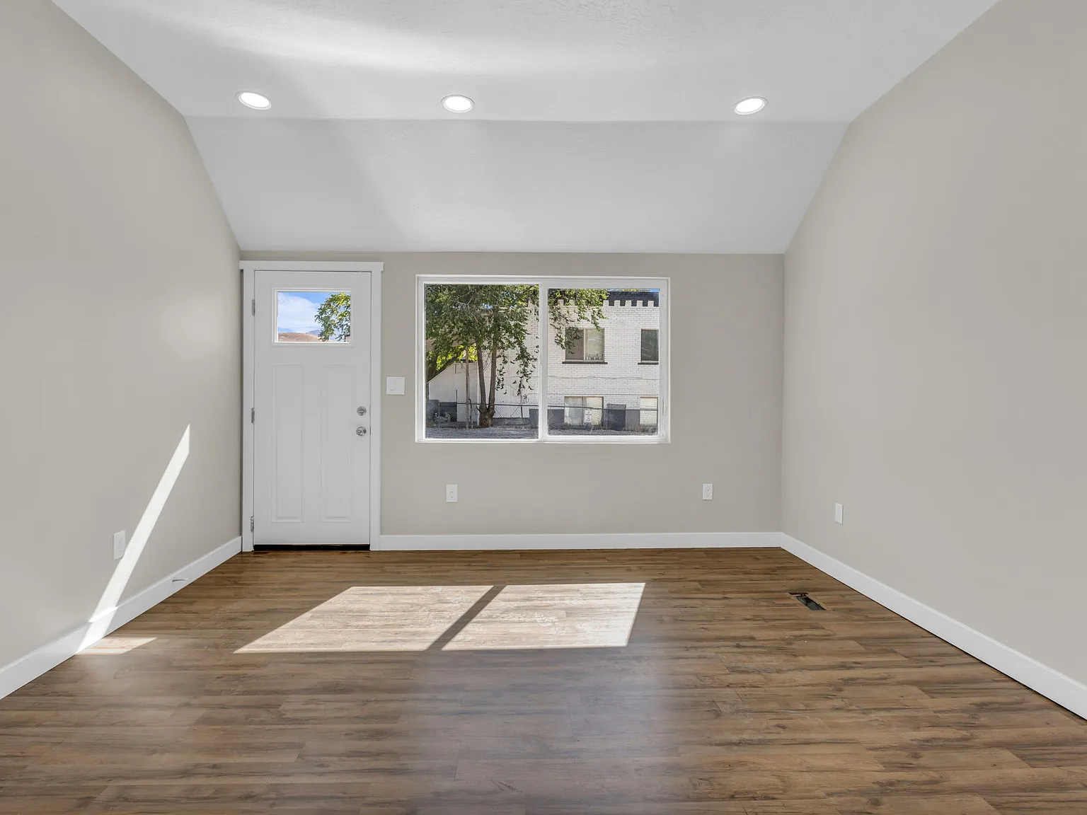 2 bed, 600 sqft, $1,375 — Photo 3