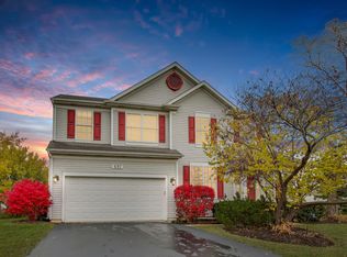 697 Providence Ln, Lindenhurst, IL 60046