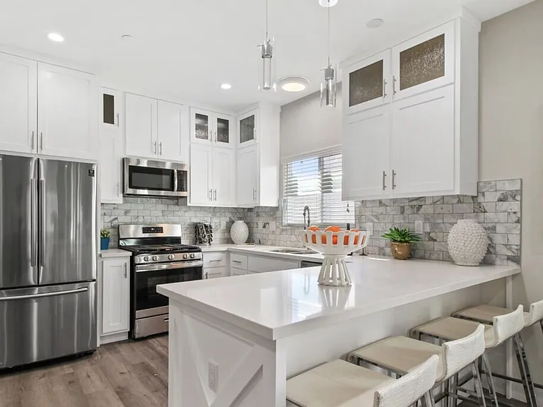 6841 Radford Ave — Photo 25