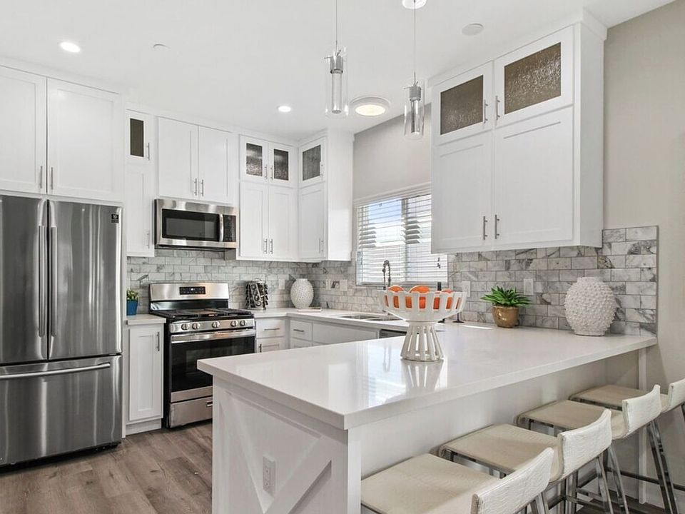 1st image of 6841 Radford Ave #1/4