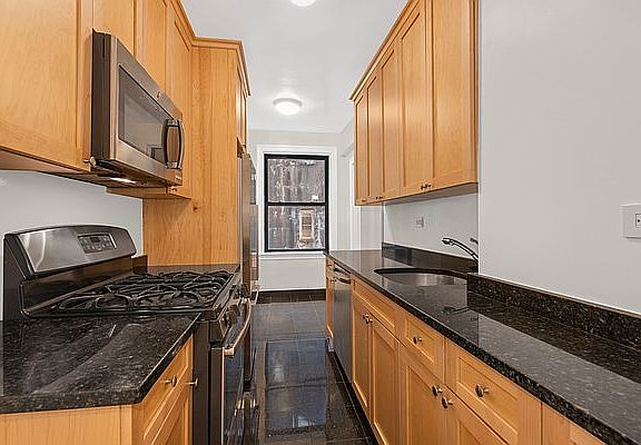 3rd image of 210 E 68th St APT 2B