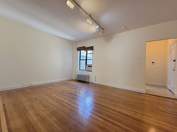 4th image of 137 E 29th St APT 4a