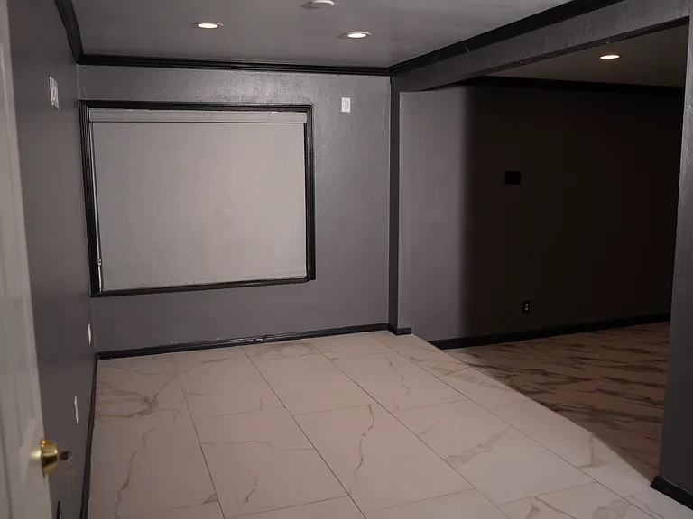 2329 N Orange Ave — Photo 3