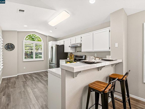 5th image of 577 Saddleback Cir