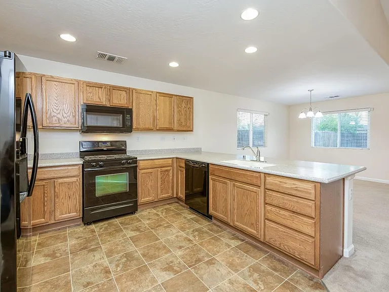 551 S Kona Ave — Photo 10