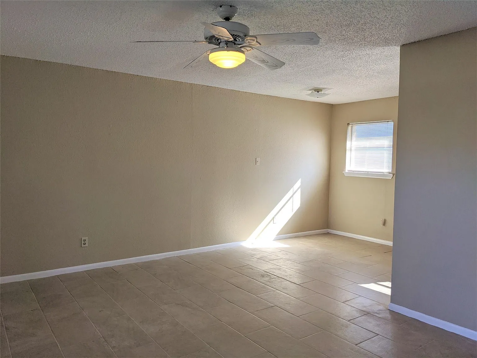 2 bed, 1.0 bath, 750 sqft, $1,275 — Photo 2