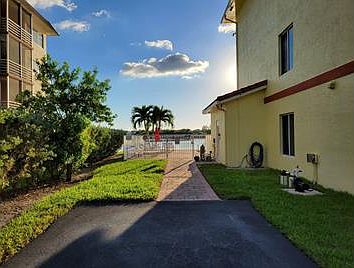 3rd image of 4401 Crystal Lake Dr APT 102