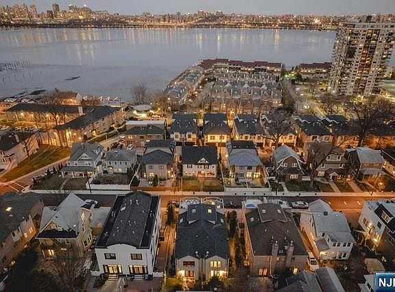 4th image of 48 Myrtle Ave
