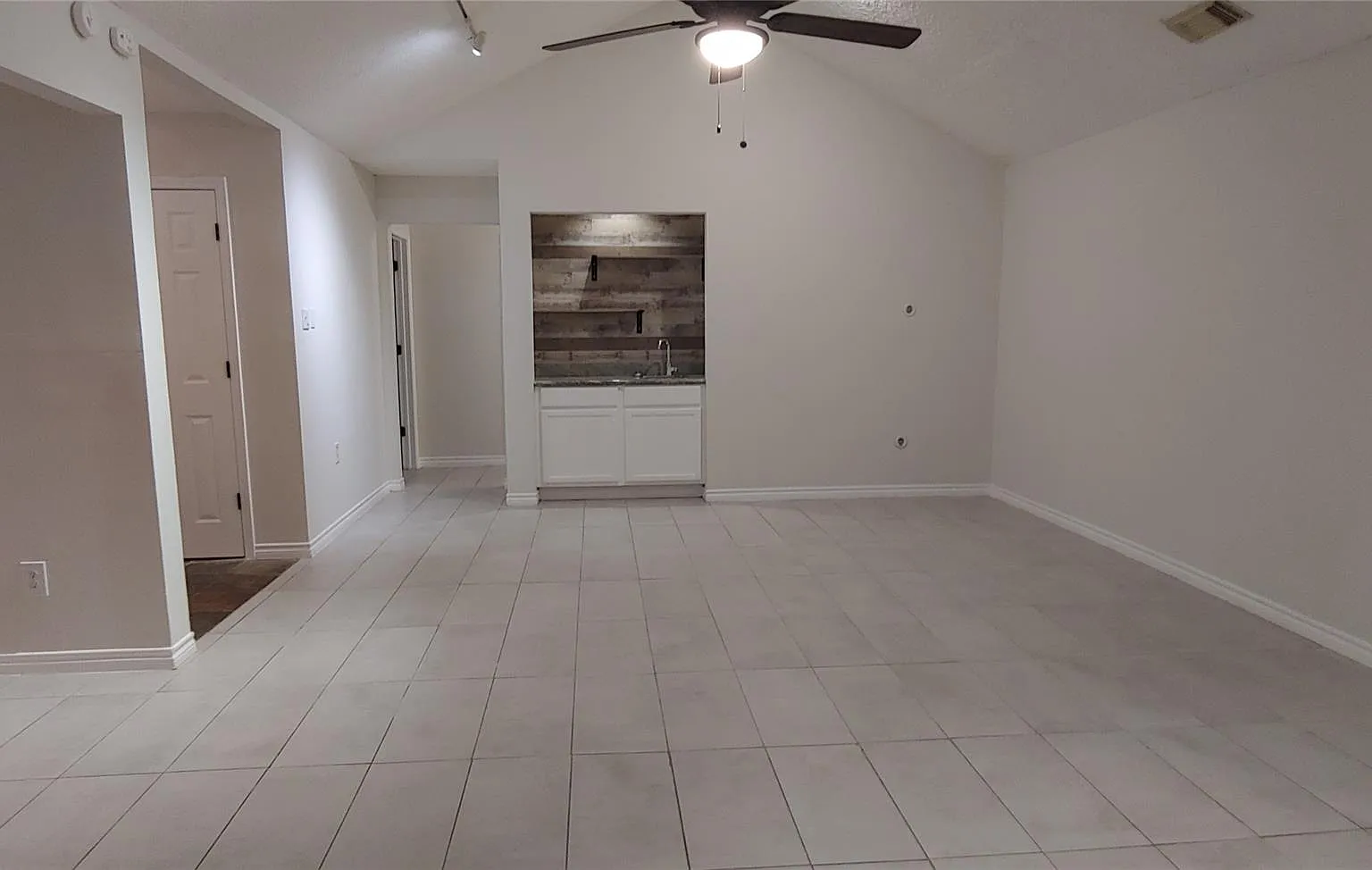 4 bed, 2.0 bath, 1918 sqft, $2,200 — Photo 2