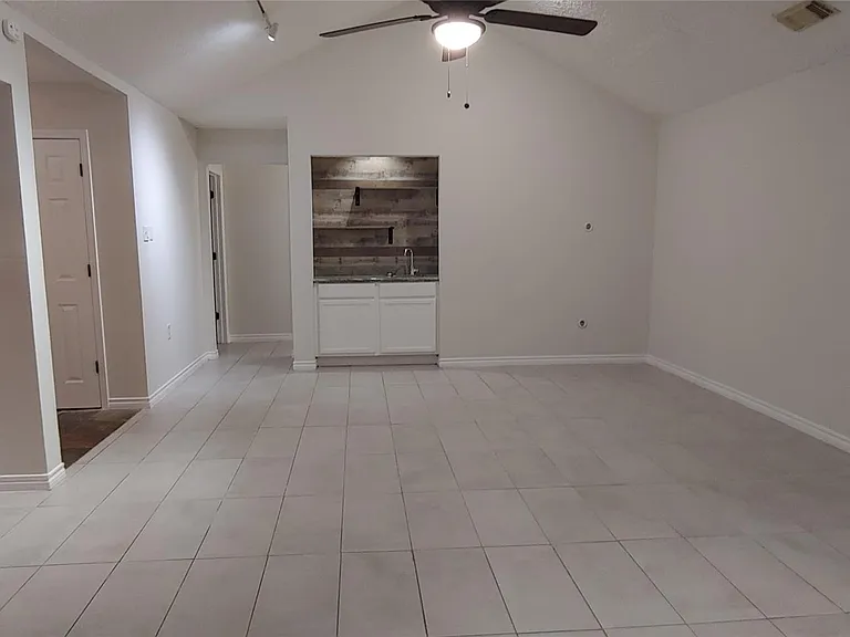 1930 Pepperwood Ln — Photo 2