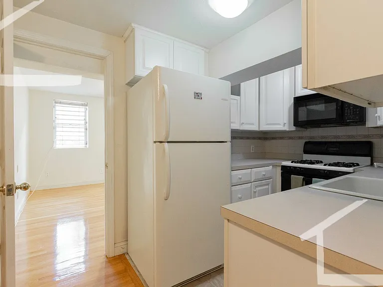 1136 Commonwealth Ave #7G — Photo 9