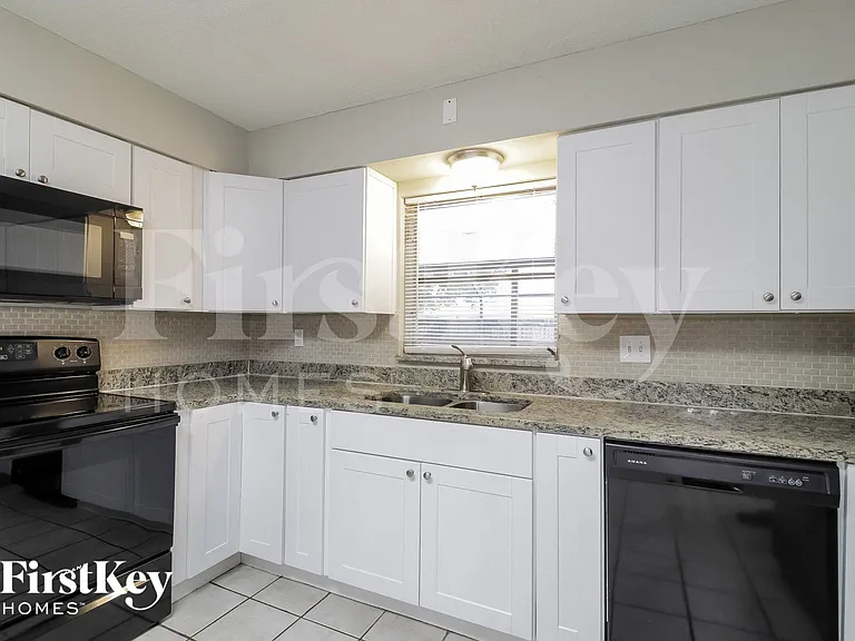 1340 Sharon Dr — Photo 5