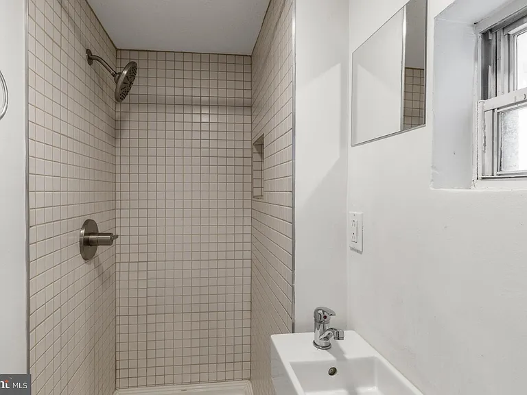 2564 Collins St — Photo 8