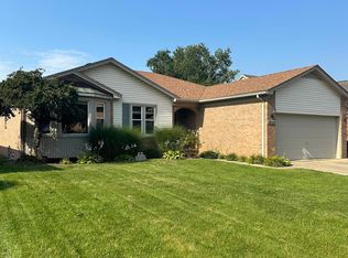 18521 Cranbrook Dr, Clinton Township, MI 48038
