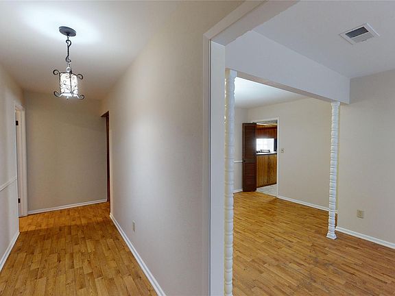 3rd image of 413 Elm Dr