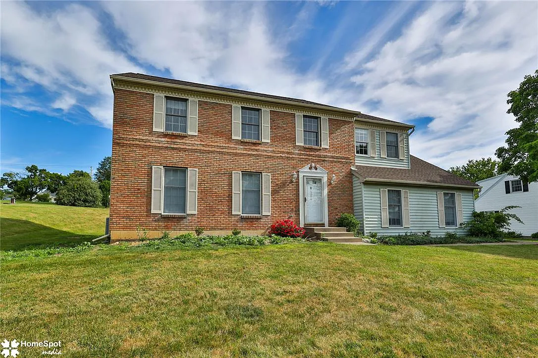 4 bed, 2.5 bath, 2584 sqft, $3,250 — Photo 2