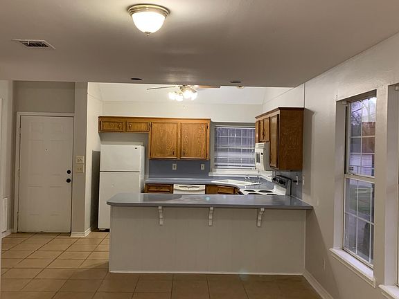4th image of 2220 Thornhill Ave