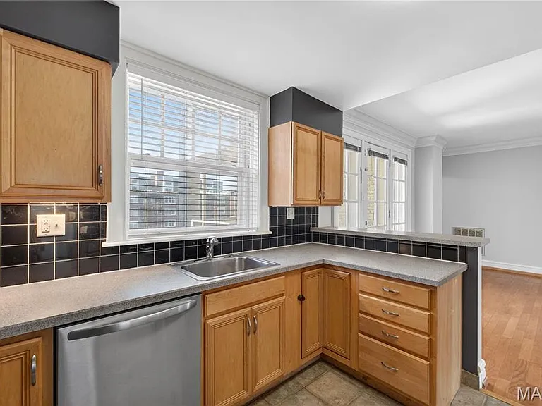 5510 Waterman Blvd #202 — Photo 25